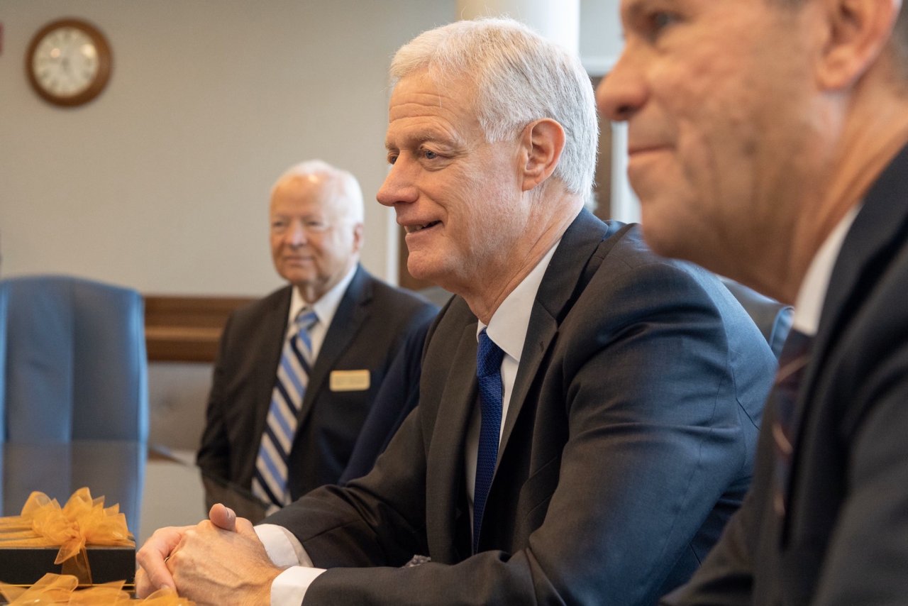 مدير جامعة &quot;ولاية يوتا الأمريكية&quot; كيفن وورثن يستقبل معالي د. ⁧‫محمد العيسى‬⁩ في الجامعة التي تضم  أكثر من 35 ألف طالب