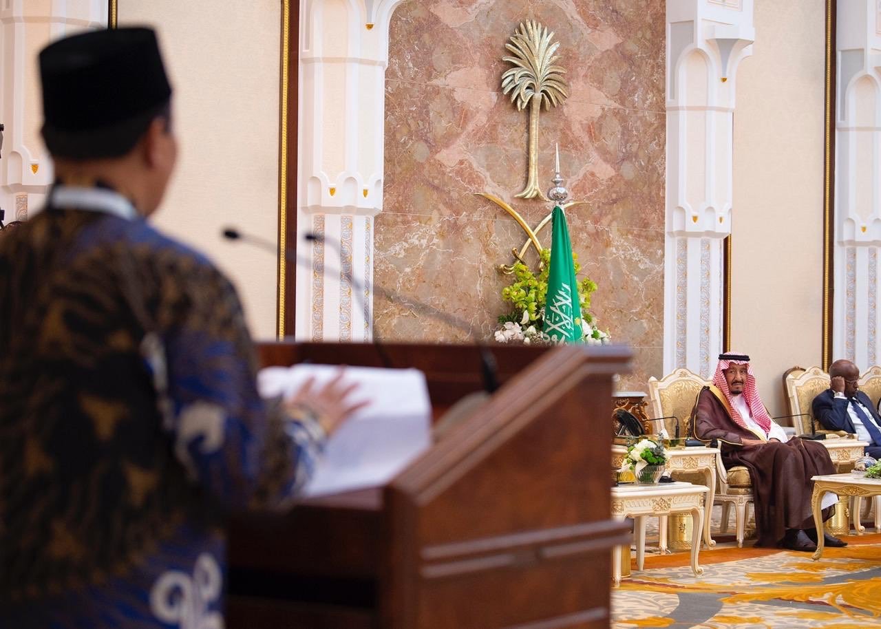 ‏علماء الأمة الإسلامية يتحدثون في حج هذا العام أمام ⁧‫#خادم_الحرمين_الشريفين‬⁩ باسم مظلتهم الجامعة ⁧‫#رابطة_العالم_الإسلامي‬⁩ عن وثيقتهم التاريخية ⁧‫#وثيقة_مكة_المكرمة‬⁩