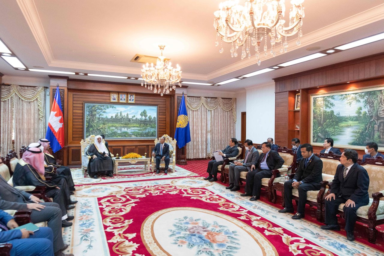Le Parlement cambodgien a reçu Mohammad Alissa qui a été félicité par son président Mr Rin pour ses efforts dans la promotion de l’harmonie à travers le monde ; il lui a également confirmé que la composante islamique est une composante cambodgienne à part entière