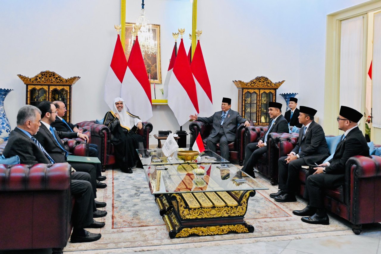 The Indonesian President Receives the Secretary-General of the Muslim World League