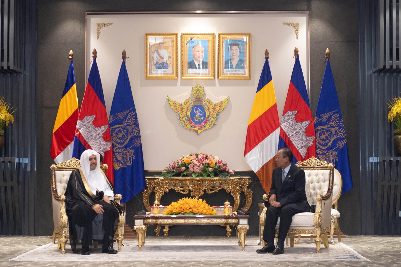 کمبوڈیا کے رہنماؤں سے باضابطہ ملاقات کے سلسلے میں: عزت مآب شیخ ڈاکٹر محمد العیسی نے دار الحکومت پنوم پن میں نائب وزیر اعظم اور وزیر دفاع جناب ٹی بان سے ملاقات کی۔