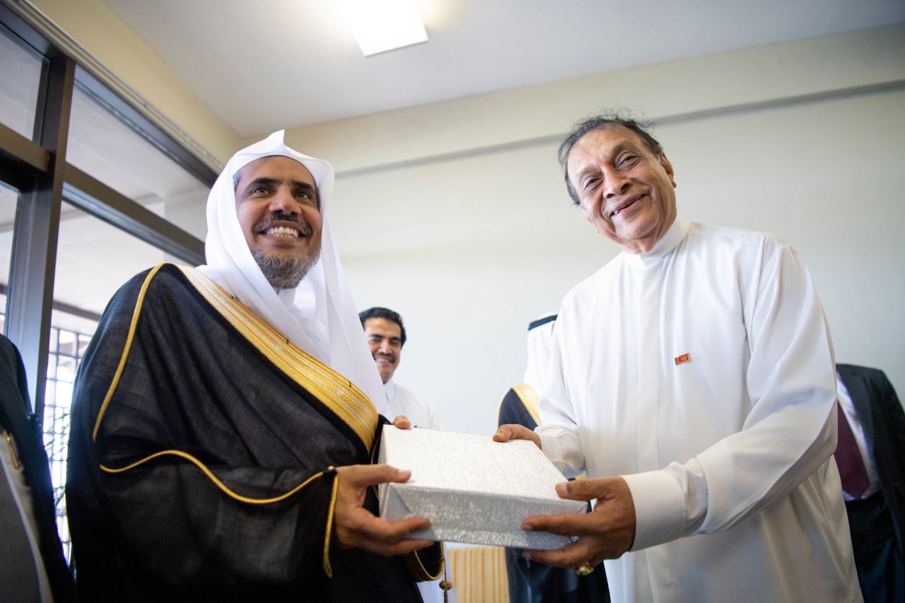 Le Président du Parlement sri lankais célèbre la venue du Secrétaire général de la Ligue Islamique Mondiale au Parlement où il a loué sa visite en cette période qui aide à l’harmonie nationale suite aux attentats qui ont touché le pays.