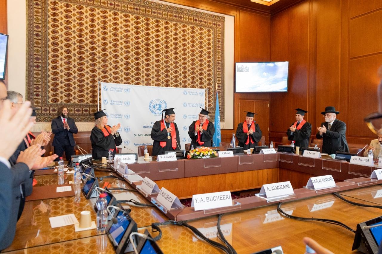 اقوام متحدہ کے مرکزی دفتر جنیوا میں معاون سیکرٹری جنرل کی موجودگی میں...اقوام متحدہ کی یونیورسٹی برائے امن  کی جانب سے ڈاکٹر العیسی کے لئے تعلیمی اعزاز