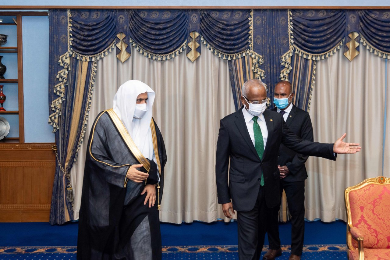 Presiden Republik Maladewa, Tuan Ibrahim Salih menerima Yang Mulia Syekh Dr.Mohammad Alissa di istana presiden di ibukota &quot;Malé&quot;. Dalam pertemuan itu membahas sejumlah isu kepentingan bersama dan mengumumkan pembukaan kantor regional Liga di Maladewa atas keinginan Yang Mulia.