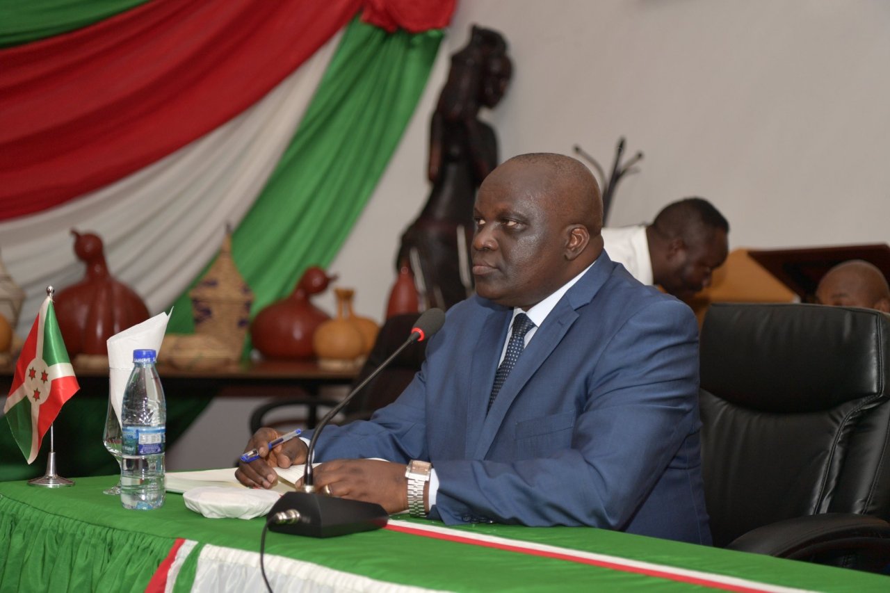 ‏معالي الأمين العام الشيخ د.محمد العيسى⁩ يلتقي ضمن جولته الأفريقية معالي رئيس ⁧البرلمان⁩ في جمهورية ⁧بوروندي⁩، حيث ثمّن معاليه مبادرات وفعاليات ⁧الرابطة⁩ الدولية لدعم الوئام و ⁧السلام⁩ في دول التعدد الديني والإثني، كما تبادلا الهدايا التذكارية.