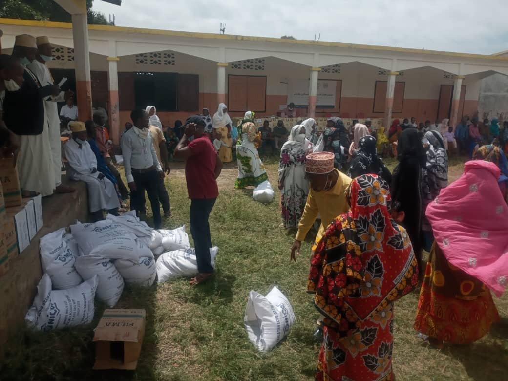 رابطہ عالم اسلامی متحدہ جمہوریہ کوموروس کے جزیرے موہلی میں غریبوں اور یتیموں كے لئے ہنگامی امدادی پروگرام جاری رکھے ہوئے ہے۔