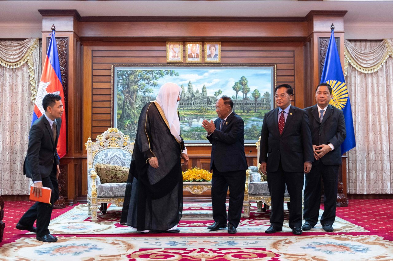 Le Parlement cambodgien a reçu Mohammad Alissa qui a été félicité par son président Mr Rin pour ses efforts dans la promotion de l’harmonie à travers le monde ; il lui a également confirmé que la composante islamique est une composante cambodgienne à part entière