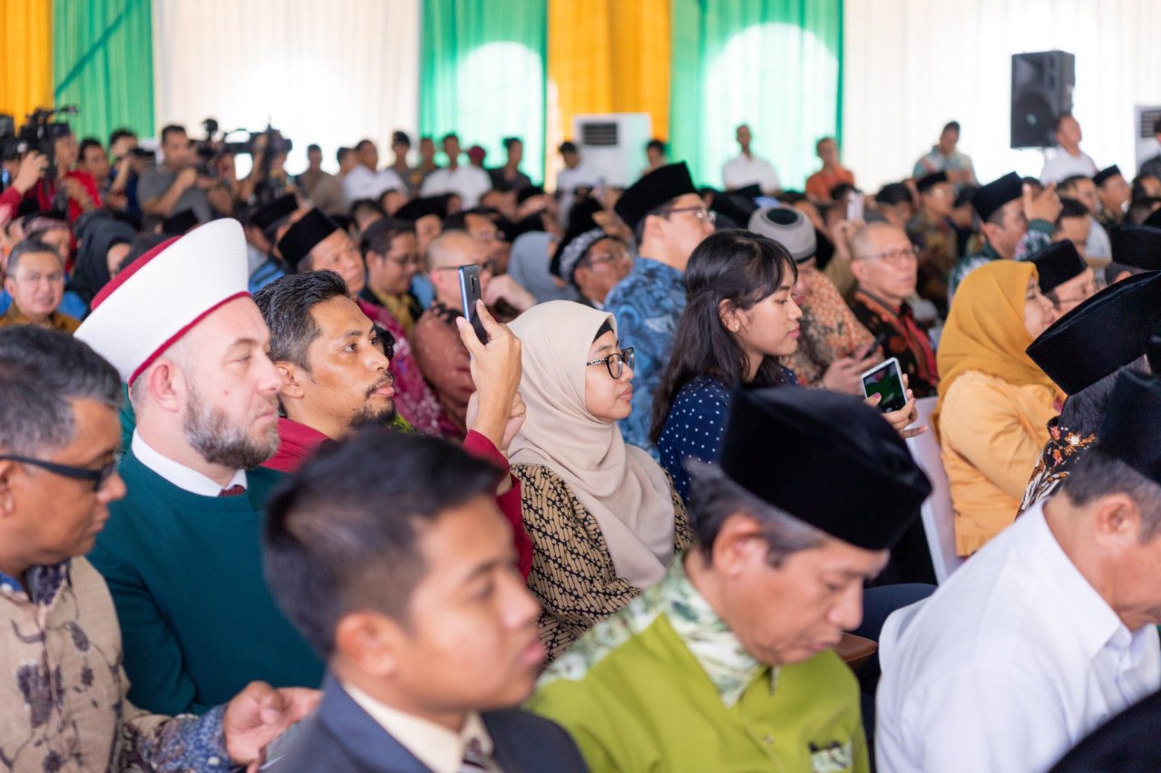 En présence d’invités du monde entier le Secrétaire général et le Vice-Président indonésien posent la première pierre de la succursale du musée sur la vie du Prophète et la civilisation islamique à Jakarta, dont le siège principal est à Médine. Le musée sur la vie du Prophète et la civilisation islamique s’étend sur 60 milles mêtres carrés avec des jardins de 140 milles mêtres carrés, dans la région touristique la plus importante de Jakarta; 18 millions de visiteurs par an sont attendus.