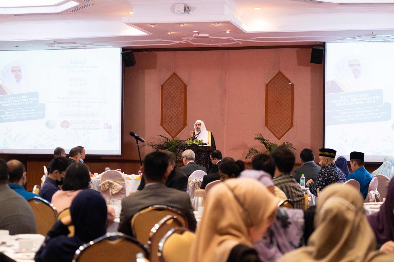 ڈاکٹر محمد العيسى جامعہ اسلامیہ ملائیشیا میں اعتدال اور بقائے باہمی اقدار پر لیکچر دیتے ہوئے،جس میں مشترکہ انسانی اقدار پر محمول اسلامی ماڈل کو پیش کیا