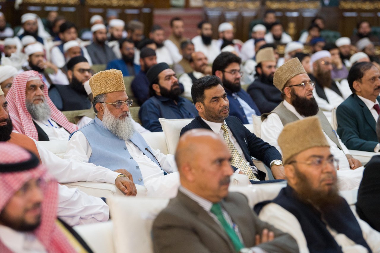 جناب بزرگوار نخست وزیر پاکستان آقای محمد شهباز شریف و جناب دبیر کل، آقای دکتر شیخ محمد العیسی در پایتخت اسلام آباد، ، در مراسم اختتامیه تجلیل از برگزیدگان مسابقه سالانه قرآنی حافظان جوان زیر ده سال