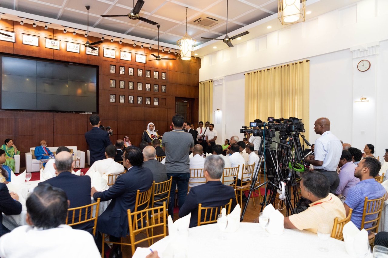 کولمبو کی میئر نے معزز شخصیات اور سفارتی ارکان کی موجودگی میں میں عزت مآب شیخ ڈاکٹر محمد العیسی کا خیر مقدم کیا اور انہیں دار الحکومت کی کلید پیش کی