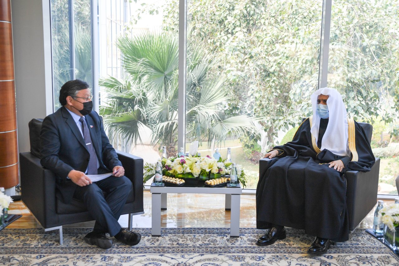 عزت مآب شیخ ڈاکٹر محمد العیسی نے اپنے ریاض آفس میں مملکت میں جمہوریہ فلپائن کے سفیر جناب عدنان الونٹو سے ملاقات کی