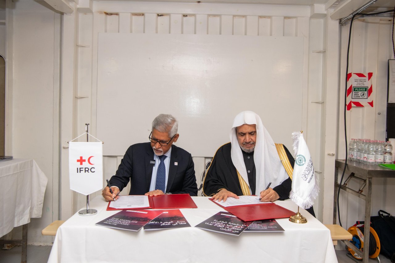 د.العيسى يلتقي رئيس جمعيات الصليب الأحمر والهلال الأحمر على متن سفينة &quot;أوشن فايكينغ&quot;