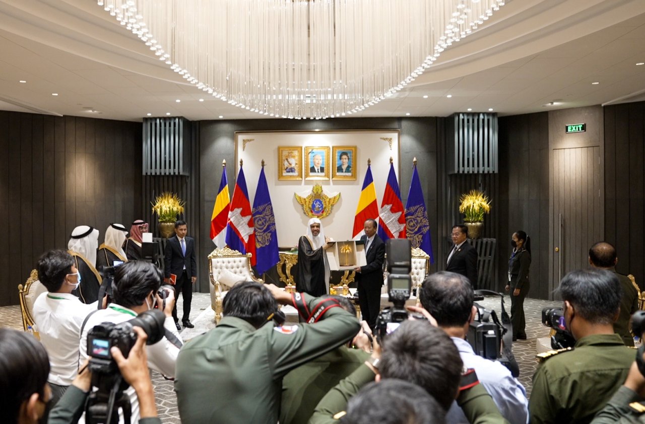 کمبوڈیا کے رہنماؤں سے باضابطہ ملاقات کے سلسلے میں: عزت مآب شیخ ڈاکٹر محمد العیسی نے دار الحکومت پنوم پن میں نائب وزیر اعظم اور وزیر دفاع جناب ٹی بان سے ملاقات کی۔