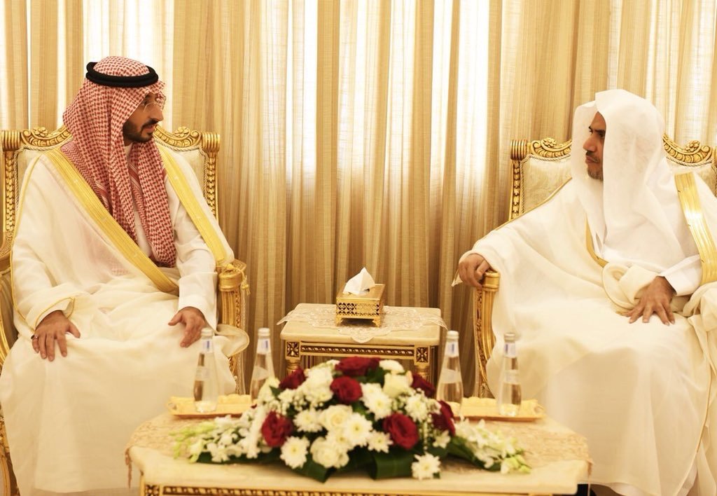 Le Prince Abdallah bin Bandar bin Abdelaziz, adjoint du gouverneur de la Mecque visitant le SG de la LIM, membre du comité des grands savants, Cheikh Abdelkarim Al-Issa dans sa demeure