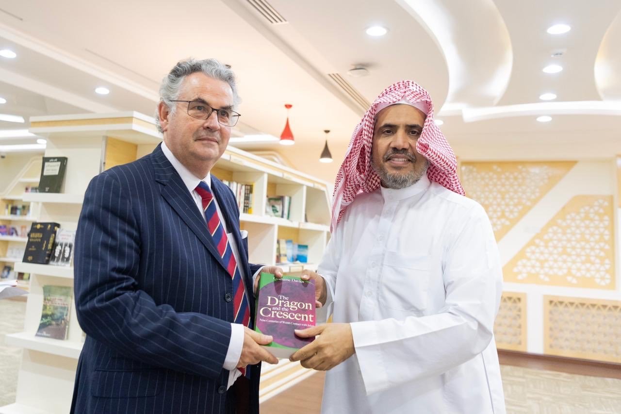 ‏التقى معالي الشيخ د.⁧‫محمد العيسى‬⁩ بمدير جامعة ويلز البروفيسور ميدوين هيوز والوفد المرافق له