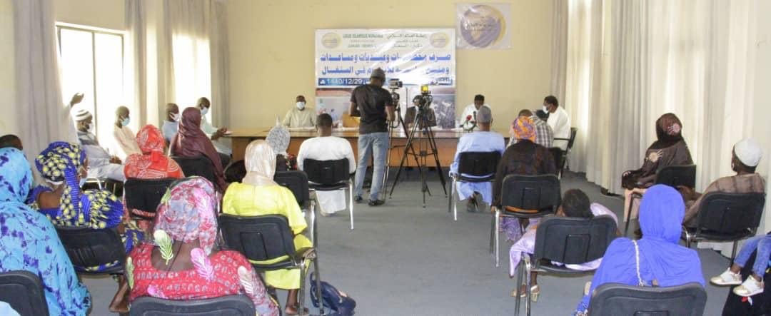 ربطہ عالم اسلامی عید کی خوشی کے موقع پر سینیگال کے یتیم بچوں کے ساتھ۔ بچوں میں عیدی، وظائف اور تعلیمی اشیاء تقسیم کی گئیں