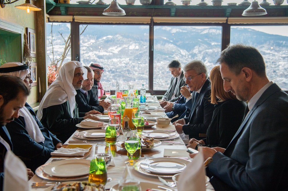 Le Président bosniaque organise à Sarajevo un déjeuner en l’honneur de Mohammad Alissa. Le Président bosniaque organise à Sarajevo un déjeuner en l’honneur de MohammadAlissa.