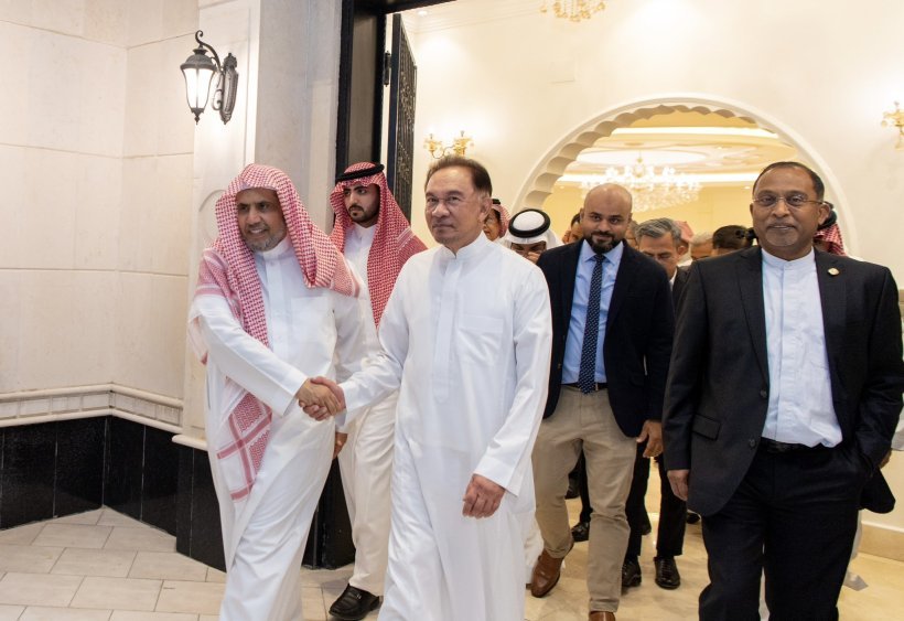 Saya senang dengan kunjungan Perdana Menteri Kerajaan Malaysia, Tn. Anwar Ibrahim, ke rumah saya di Makkah.