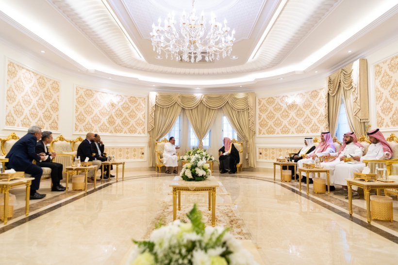 Saya senang dengan kunjungan Perdana Menteri Kerajaan Malaysia, Tn. Anwar Ibrahim, ke rumah saya di Makkah.