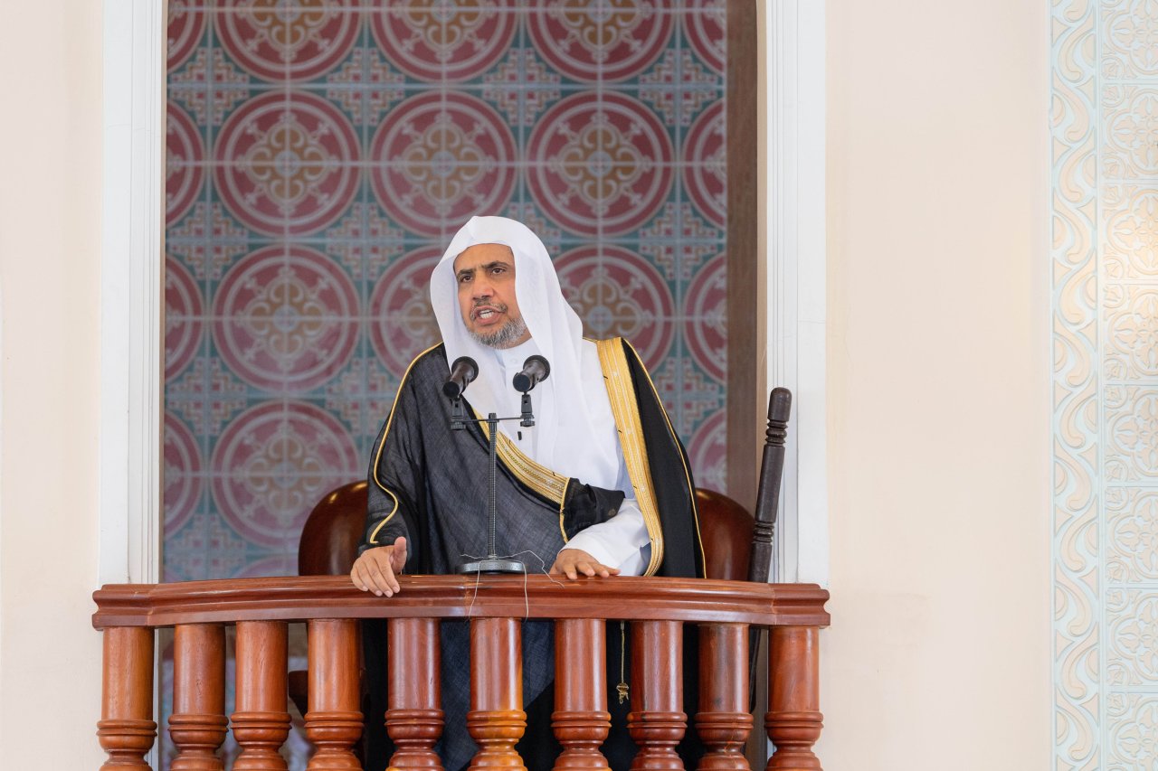 Suite à une demande des responsables musulmans cambodgiens Mohammad Alissa effectue le sermon du Vendredi dans la grande mosquée de la capitale Phnom Penh sur le rôle de la composante islamique dans la société nationale.