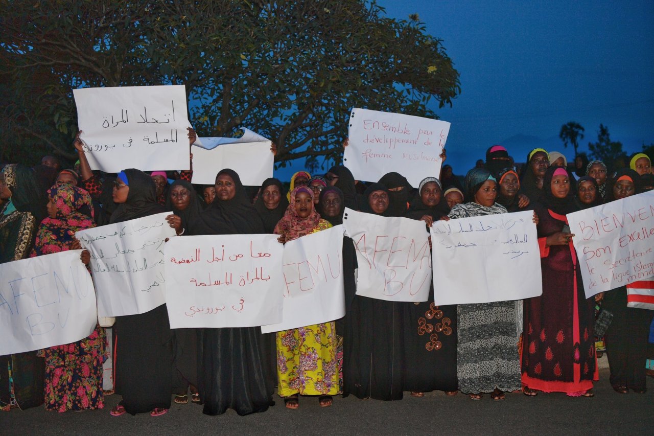 معالي أمين عام ⁧رابطة العالم الإسلامي⁩ يصل إلى جمهورية ⁧بوروندي⁩، وكان في استقباله بمطار بوجمبورا الدولي، معالي وزير الهيدروليك السيد كوم مانداكيزا ، ومعالي وسيط الدولة رئيس الإمبودسمان السيد ادوارد ندويمانا، ومعالي وزيرة العدل وحاملة الأختام السيدة إيمي لورنتين.