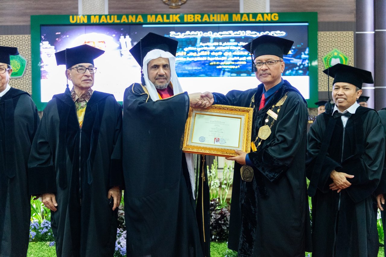 جامعة مولانا مالك إبراهيم الحكومية تمنح معالي الشيخ د.⁧‫محمد العيسى‬⁩ شهادة الدكتوراه الفخرية