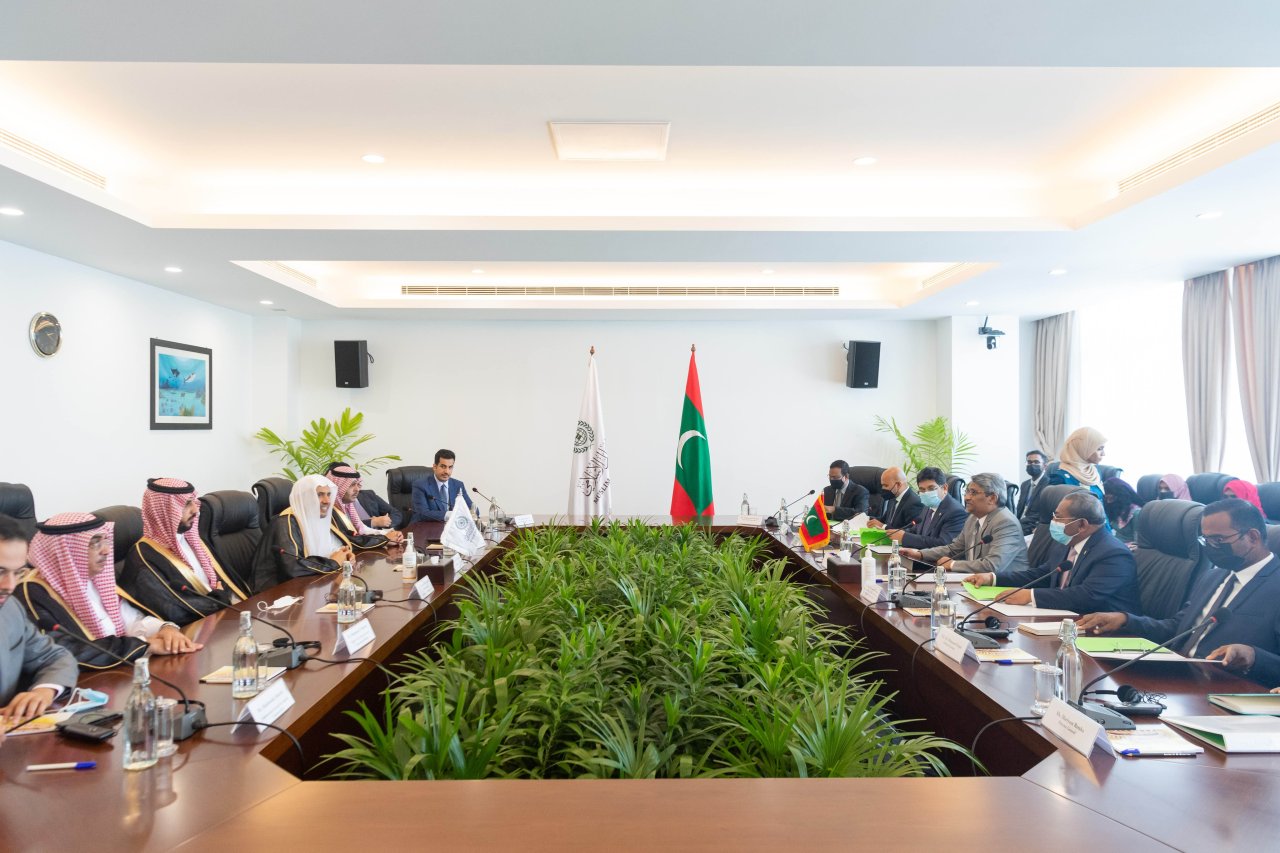 عزت مآب شیخ ڈاکٹر محمد العیسی نے جمہوریہ مالدیپ کے وزیر خارجہ جناب احمد خلیل سے ملاقات کی