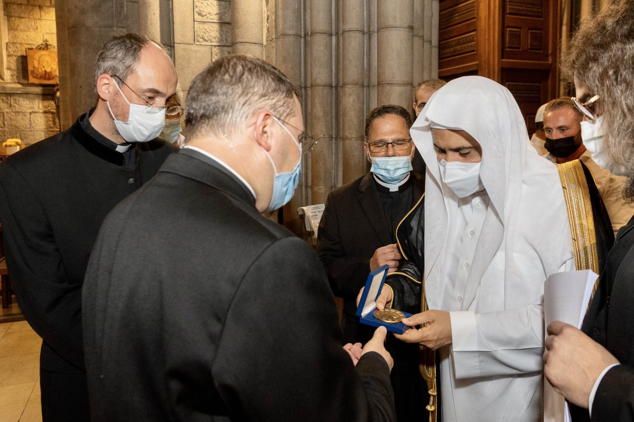 شیخ دکتر محمد العیسی در بازدید از کلیسای جامع نیس فرانسه که قبلا مورد حمله تروریستی قرار گرفته بود