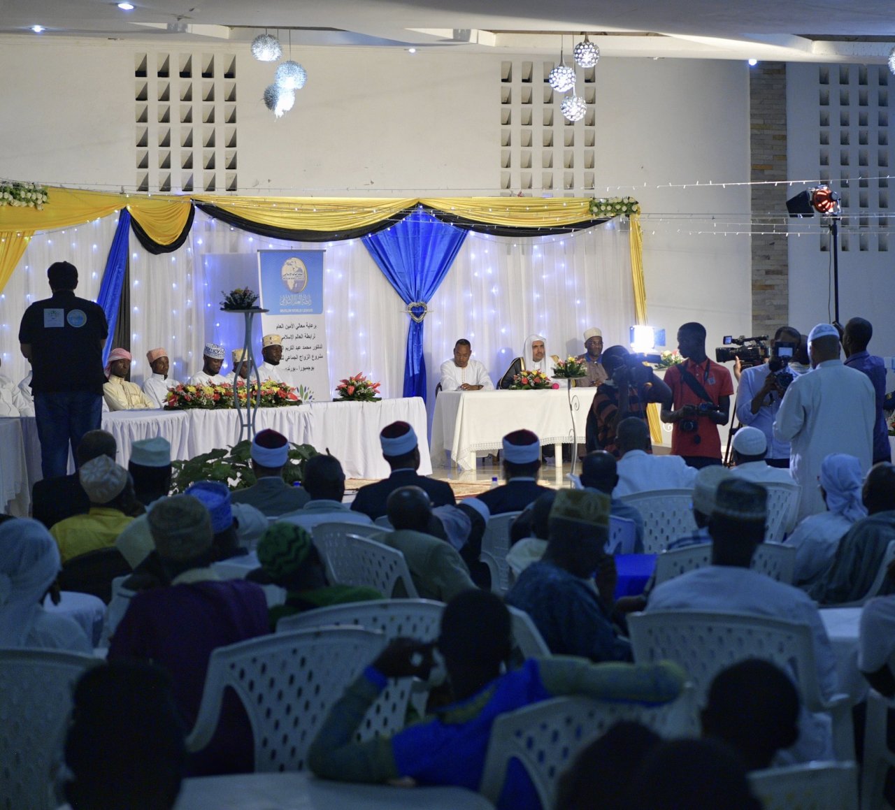 معالي أمين عام ⁧رابطة العالم الإسلامي⁩ الشيخ د. ⁧محمد العيسى⁩ يرعى زواجاً جماعياً تكفلت به الرابطة في جمهورية ⁧بوروندي⁩ الأفريقية.