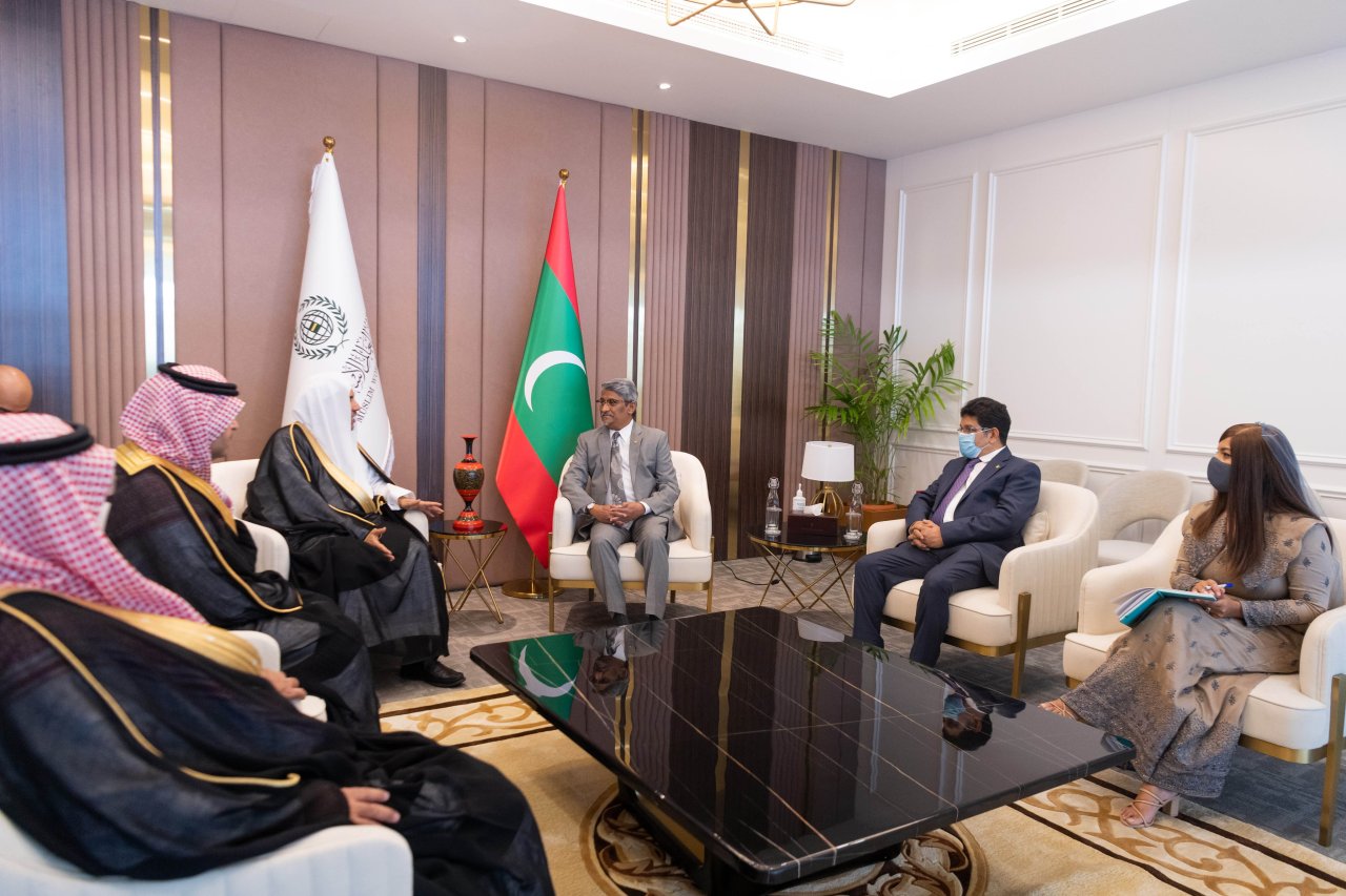 عزت مآب شیخ ڈاکٹر محمد العیسی نے جمہوریہ مالدیپ کے وزیر خارجہ جناب احمد خلیل سے ملاقات کی