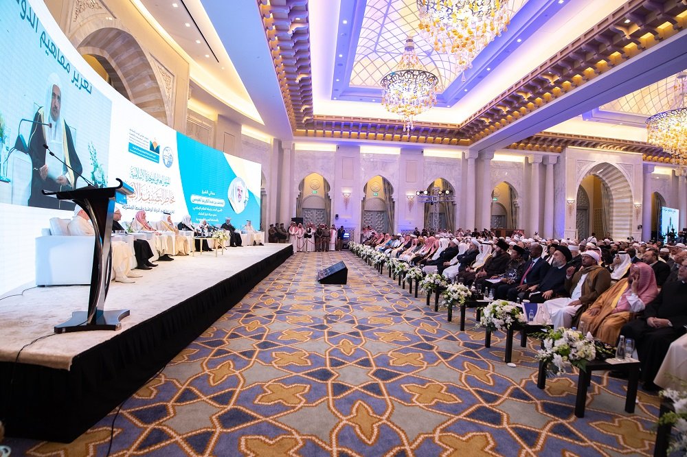 “La promotion de la compréhension de la nation et les dangers de la classification et du rejet“,congrès de la LIM à La  Mecque sous le patronage du  Serviteur Saintes Mosquées avec des savants qui ont affirmé le leadership du Royaume sa propagation de la modération et l’harmonie.