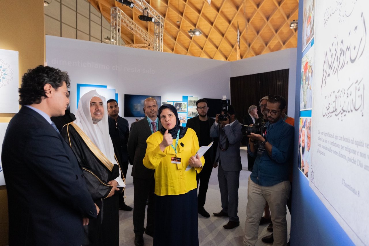 افتتح اليوم معالي الشيخ د.محمد العيسى‬⁩ جناح ⁧‫رابطة العالم الإسلامي‬⁩ في ملتقى رميني لصداقة الشعوب الذي يحظى بأكثر من مليون زائر ويعد أكبر الملتقيات الأوروبية .