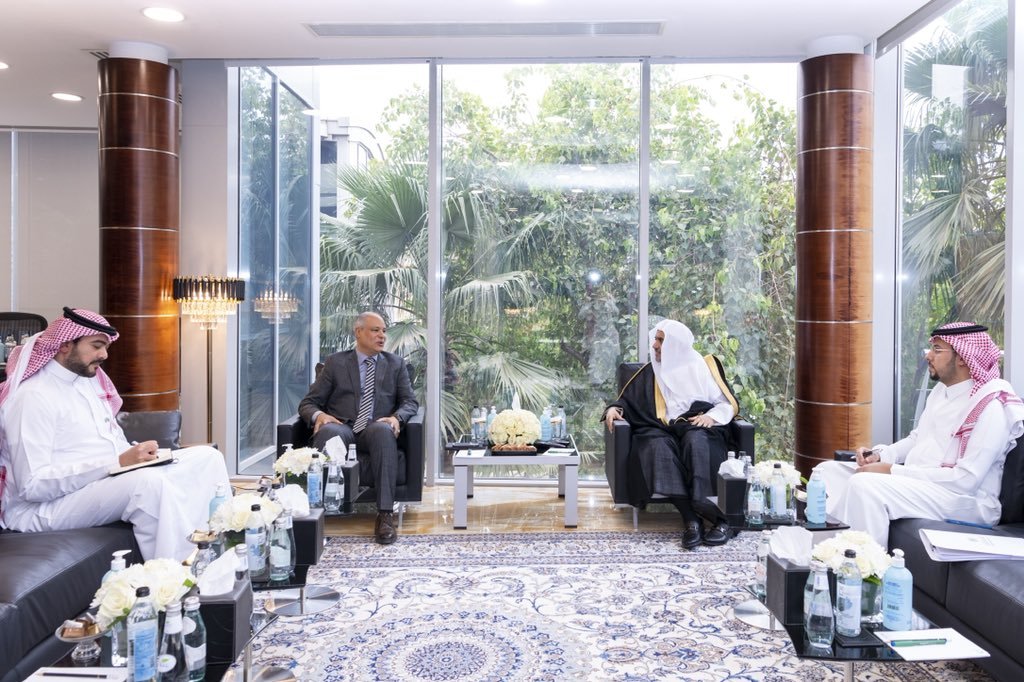 شیخ ڈاکٹر محمد العيسى نے ہائی کمشنر کے مشیر اوراقوام متحدہ کے ہائی کمشنر برائےمہاجرین کے نمائندے جناب خالد خلیفہ کا استقبال کیا۔ملاقات میں دنیا بھر میں مہاجرین اور پناہ گزینوں کے بارے میں پیش رفت اور دونوں تنظیموں کے درمیان موجودہ اورمستقبل کے متعدد منصوبوں پرتبادلۂ خیال ہوا۔