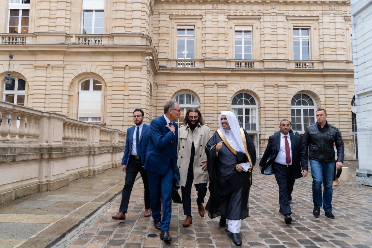رئيس لجنة الصداقة الفرنسية العربية جون ماغيين يستقبل معالي الشيخ د.⁧‫محمد العيسى‬⁩ في مجلس الشيوخ بباريس