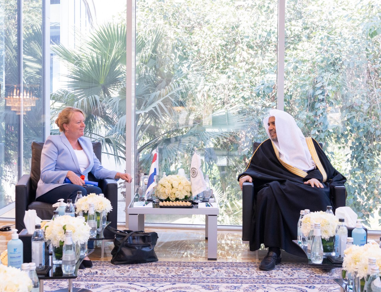 التقى معالي الشيخ د. محمد العيسى‬⁩ بسعادة سفيرة مملكة هولندا لدى المملكة العربية السعودية، السيدة جانيت ألبيردا