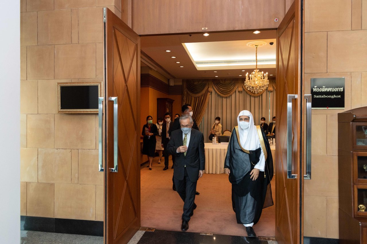 Yang Mulia SekJen tiba di Bangkok, disambut oleh Wakil PM &amp; MENLU yang mengadakan makan siang untuknya