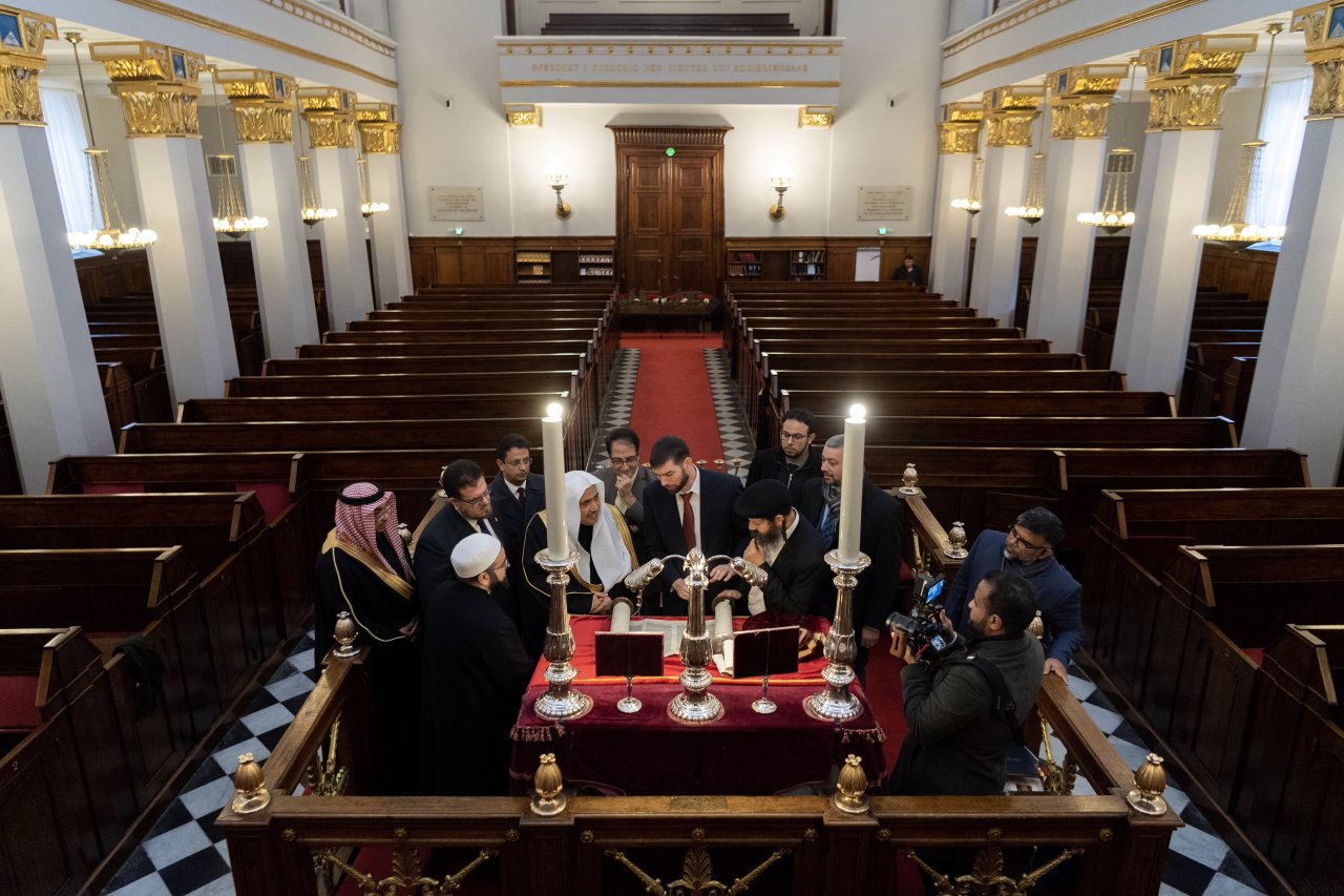 Au Danemark, le D. Mohammad Alissa a rencontré des dirigeants de la communauté juive, en vue de souligner l'engagement de la LIM à établir des relations interconfessionnelles à travers le monde. La collaboration est essentielle pour construire un avenir plus pacifique.