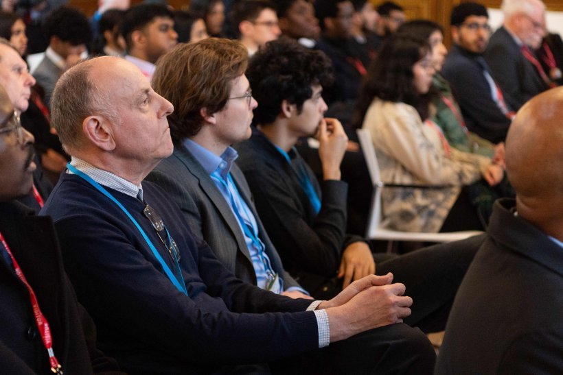 Membahas sejumlah masalah intelektual &amp; kontroversi legislatif: