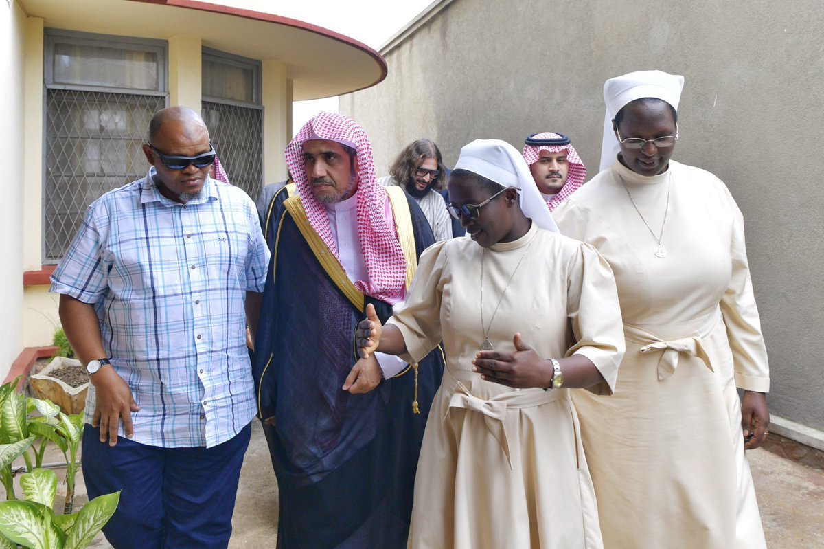 معالي الشيخ د.محمد العيسى يَطّلع صباح اليوم على “التقرير” و”التقييم” الدوري لأعمال الرعاية الشاملة للأيتام والأرامل التي تضطلع بها الرابطة “حول العالم” بالتنسيق المباشر مع حكومة كل دولة، حيث حققت نمواً كبيراً في برامجها خلال الأربعة الأشهر الماضية.