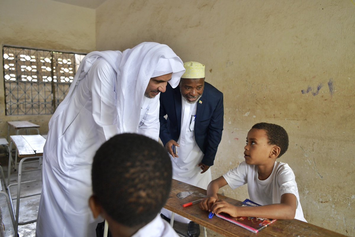 معالي الشيخ د.محمد العيسى يَطّلع صباح اليوم على “التقرير” و”التقييم” الدوري لأعمال الرعاية الشاملة للأيتام والأرامل التي تضطلع بها الرابطة “حول العالم” بالتنسيق المباشر مع حكومة كل دولة، حيث حققت نمواً كبيراً في برامجها خلال الأربعة الأشهر الماضية.