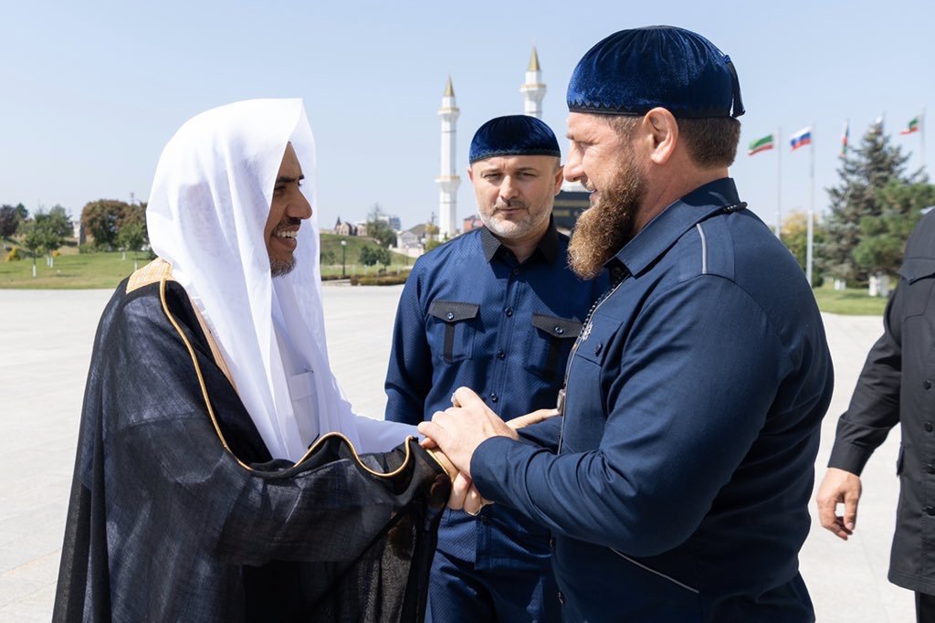 چیچینا کے صدر محترم رمضان قادیروف صدارتی محل میں شیخ ڈاکٹر محمد العیسی کا استقبال کررہے ہیں۔ ڈاکٹر العیسی کل ان شاء اللہ یورپ کے اندر سب سے بڑی جامع مسجد کی افتتاحی تقریب میں شرکت کریں گے