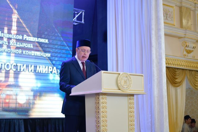 صور من مؤتمر رابطة العالم الإسلامي في موسكو وجلسته الاختتامية في غروزني، ويظهر في الصورة الأولى فخامة الرئيس الشيشاني السيد رمضان قاديروف محتفياً بضيوفه: