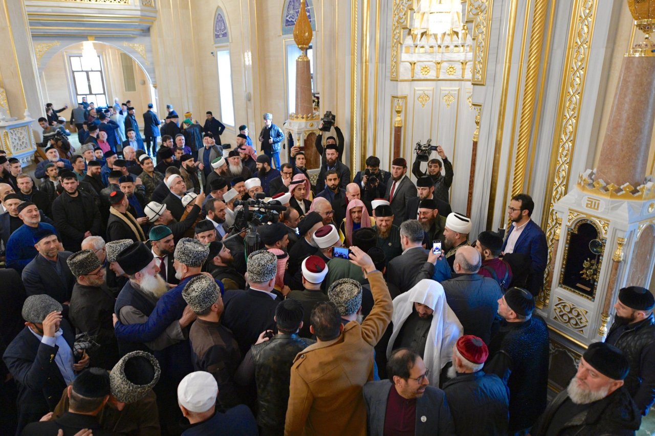 صور من مؤتمر رابطة العالم الإسلامي في موسكو وجلسته الاختتامية في غروزني، ويظهر في الصورة الأولى فخامة الرئيس الشيشاني السيد رمضان قاديروف محتفياً بضيوفه: