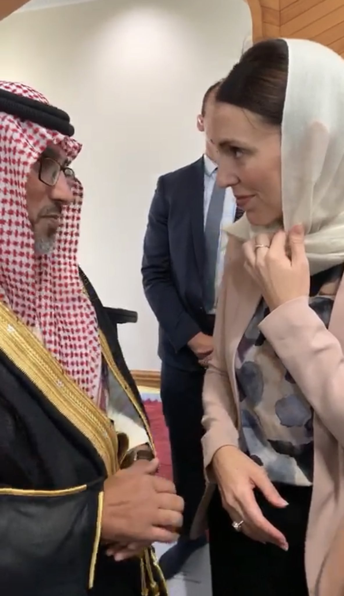 فضيلة مدير مكتب الرابطة بنيوزلندا د. مشبب آل عيبان في استقبال الأمير البريطاني ويليام دوق كامبريدج أثناء زيارته لمسجدي النور ولينوود بحضور دولة رئيسة الوزراء وفضيلة إمام وخطيب المسجد