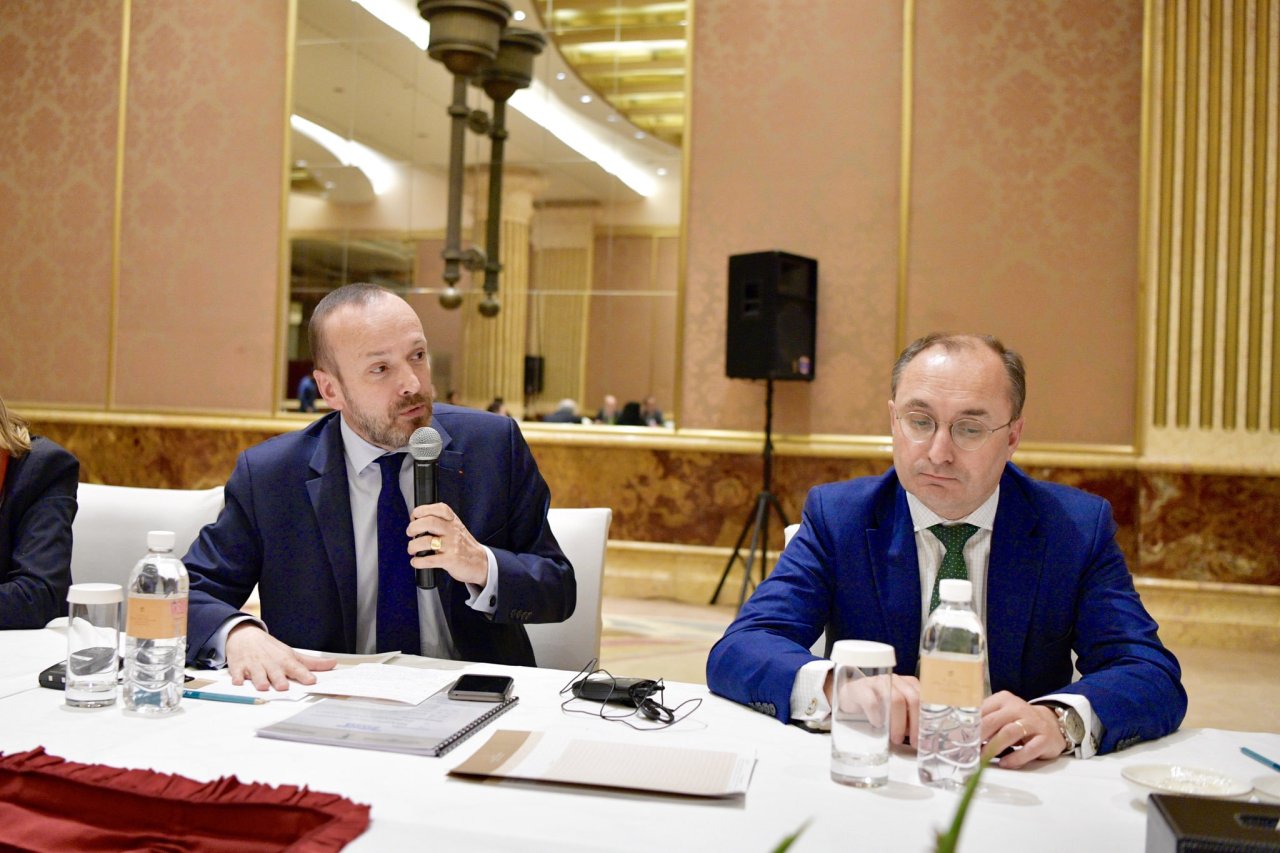 التقى معالي الشيخ د.محمد العيسى في الرياض بوفد فرنسي رفيع يضم وزراء وأكاديميين وألقى فيهم محاضرة تطرق فيها إلى أهمية احترام الخصوصية الدينية وتعزيزها للوئام والسلام