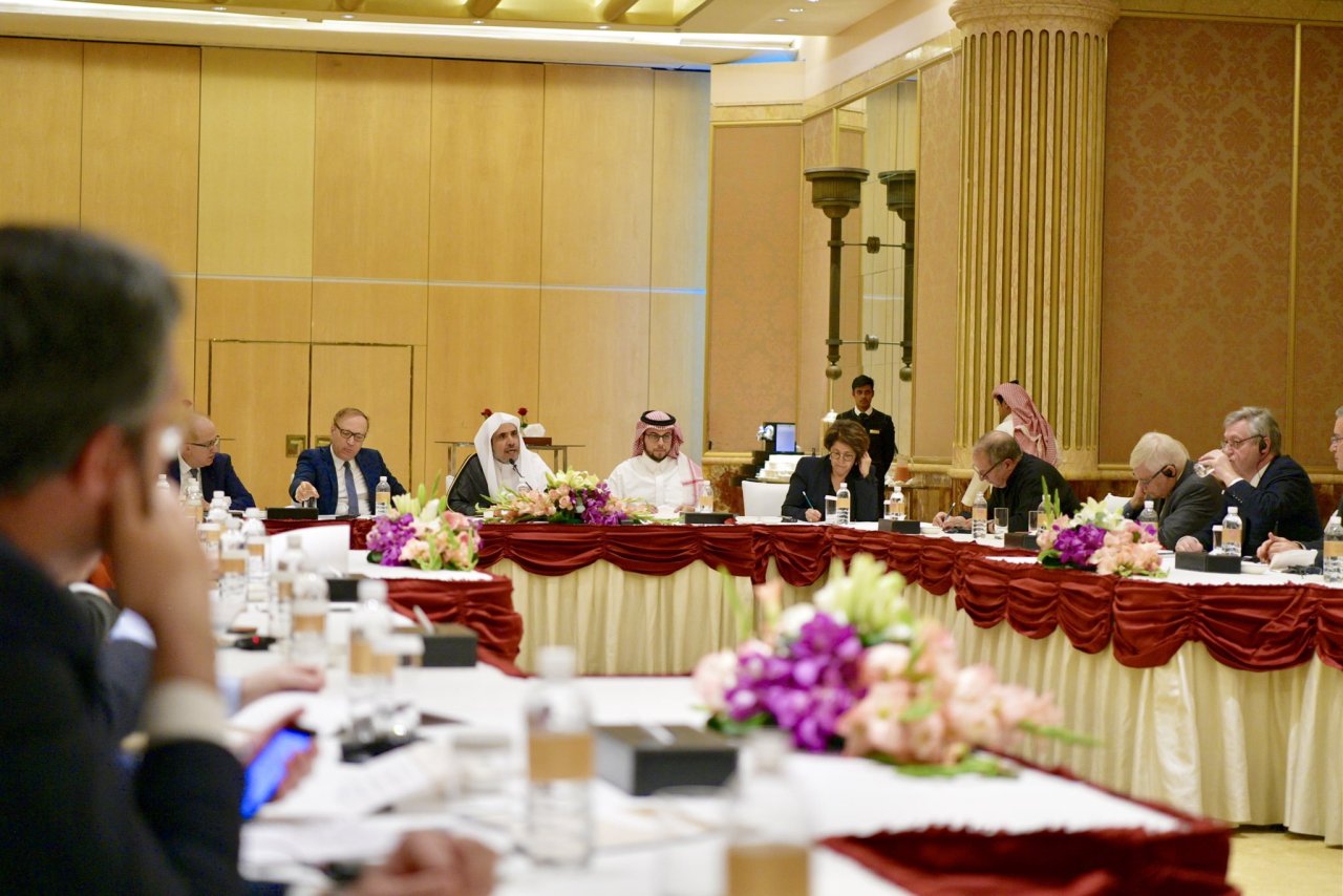 التقى معالي الشيخ د.محمد العيسى في الرياض بوفد فرنسي رفيع يضم وزراء وأكاديميين وألقى فيهم محاضرة تطرق فيها إلى أهمية احترام الخصوصية الدينية وتعزيزها للوئام والسلام