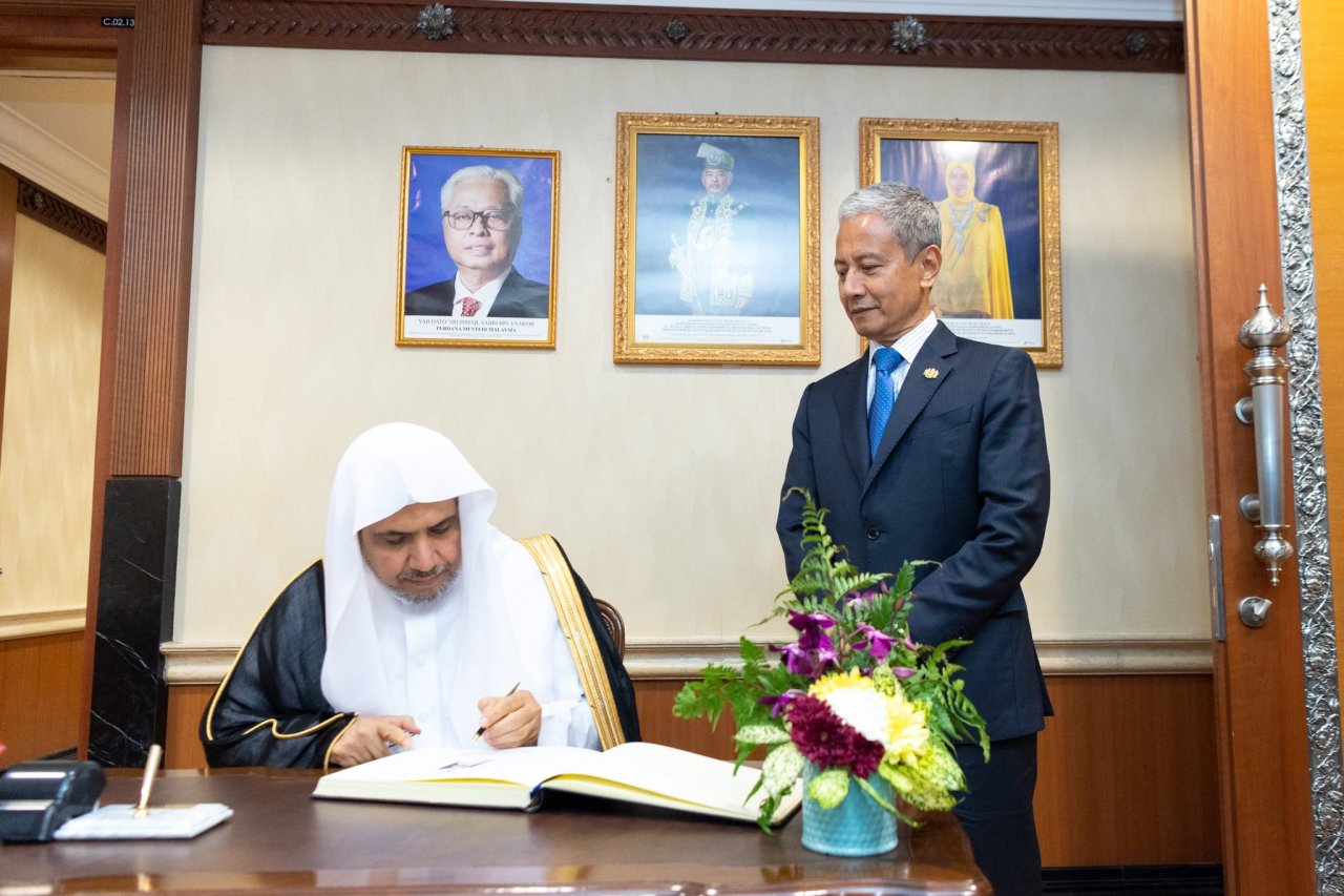 ملائیشیا پارلیمنٹ کے اسپیکر ازہر عزیزان نے پارلیمنٹ ہاؤس کوالالمپور میں ڈاکٹر محمد العیسی کا استقبال کیا