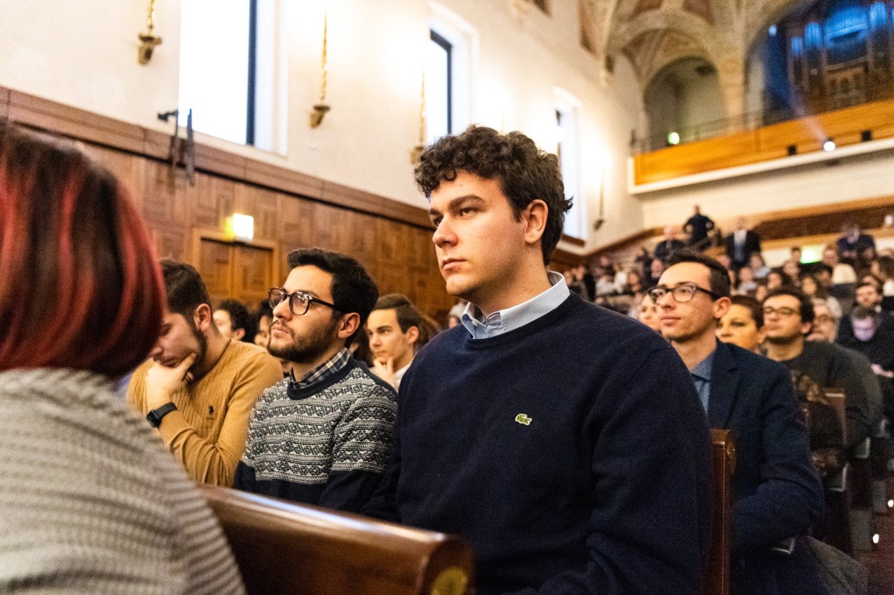 Mohammad Alissa lors de la conférence à l'Université catholique, loue les positions justes et déclarées du  Pape François sur   Islam, et les efforts de l'icône du dialogue chrétien moderne avec l'Islam Cardinal Tauran.