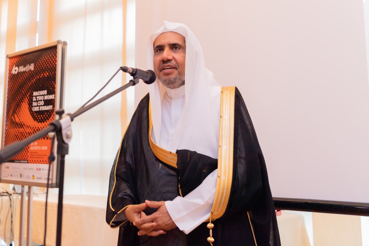 Lors d’une cérémonie officielle: L’école italienne Florence pour le dialogue remet au D.Mohammad Alissa le diplôme du mérite international pour le dialogue et le gouverneur de Rimini lui a remis la médaille de la ville. Parmi les raisons pour lesquelles le D.Mohammad Alissa a reçu le diplôme du mérite pour le dialogue international: «Son travail pour la coopération et la promotion du dialogue entre les adeptes des religions pour servir l’humanité.